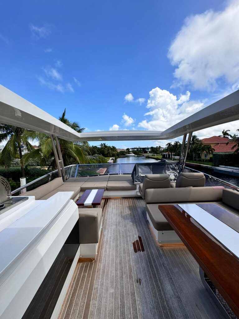 Pearl 80 Flybridge - Grand Cayman Private Charter Boat